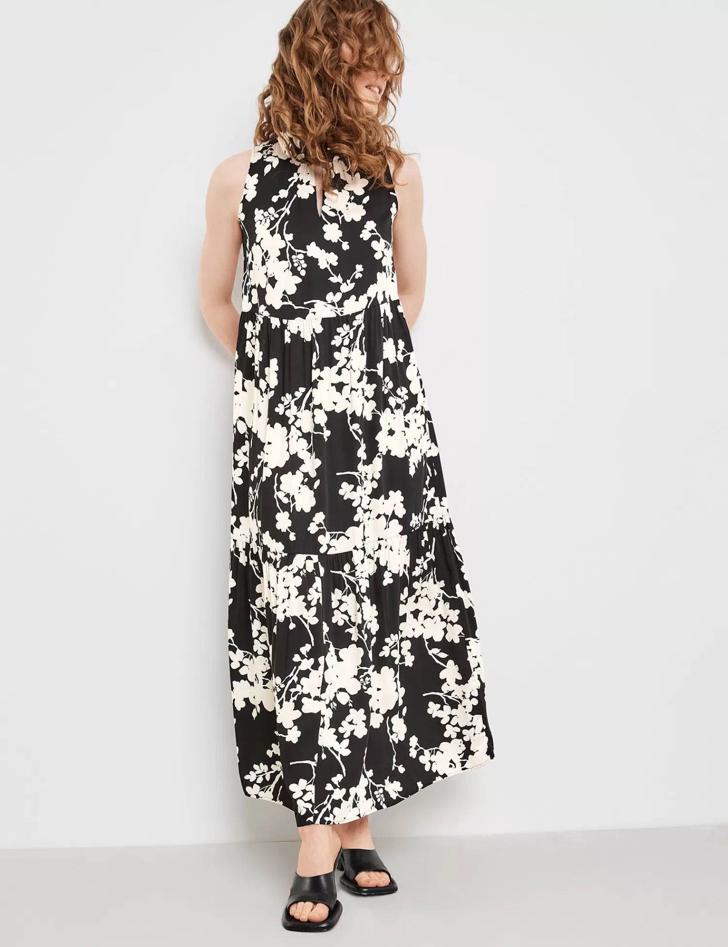 New Armelloses Stufenkleid Mit Floral-Print Damen Sommerkleider