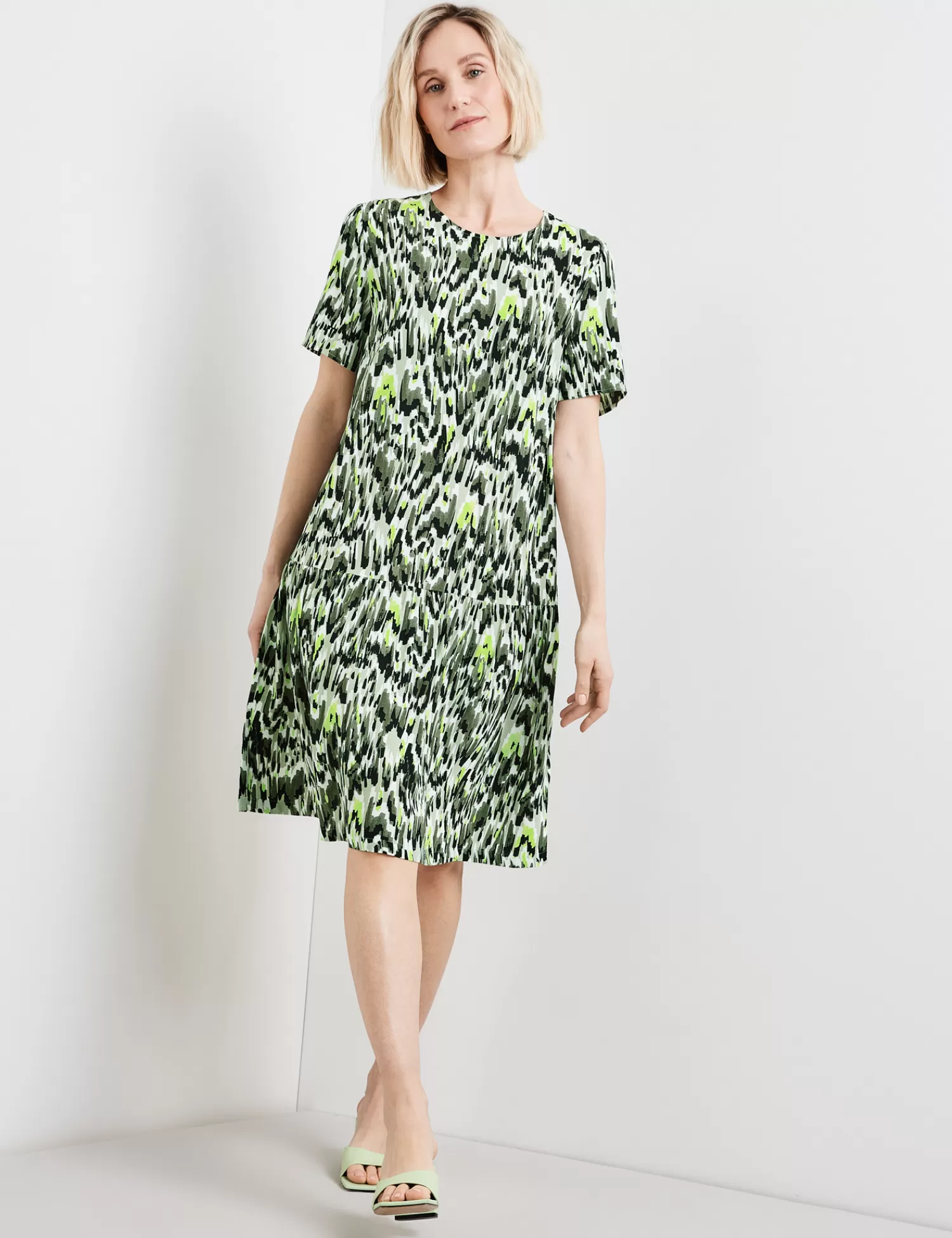 Shop Gemustertes Kleid Mit Schwingendem Rockteil Damen Sommerkleider